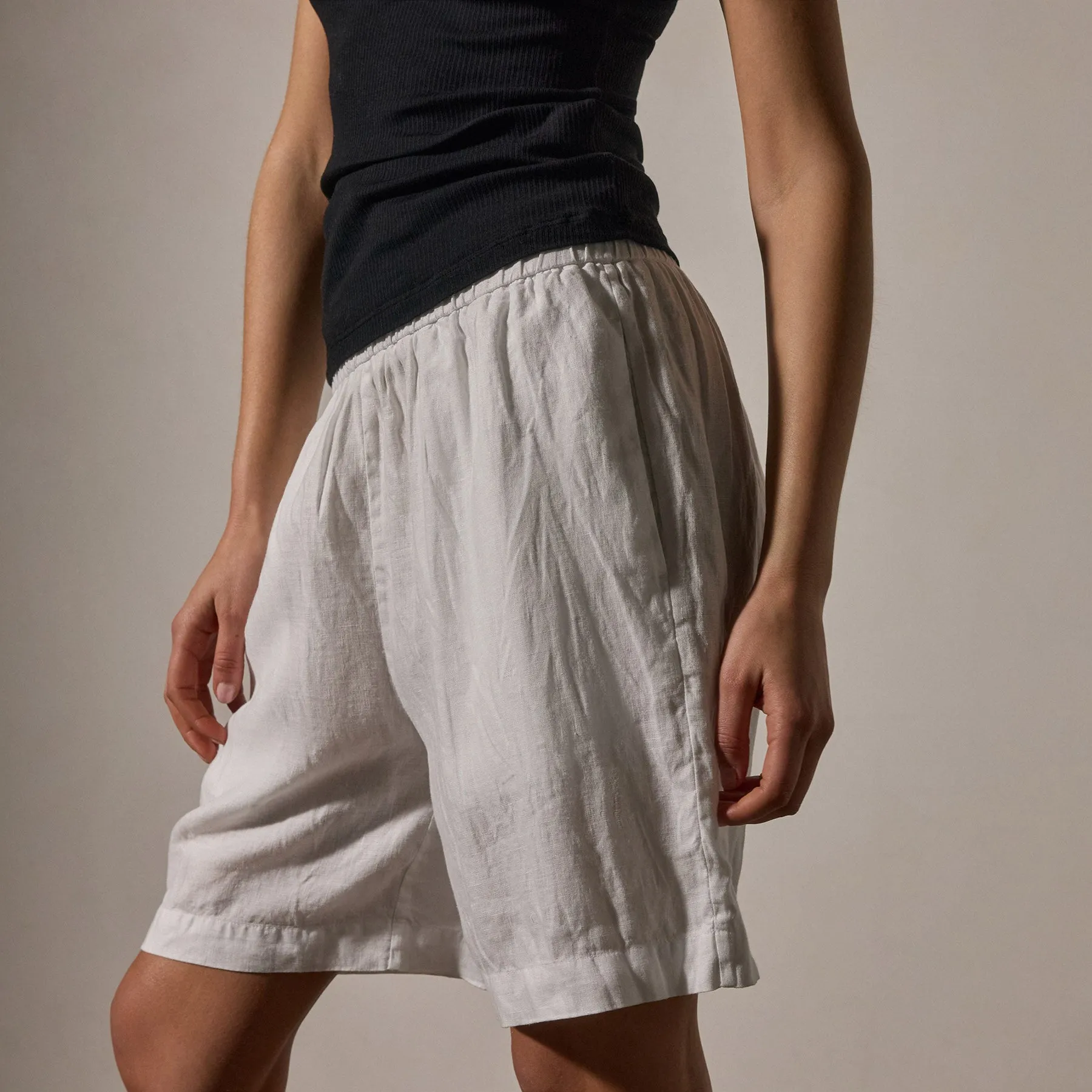 Lightweight Linen Bermuda Short - White