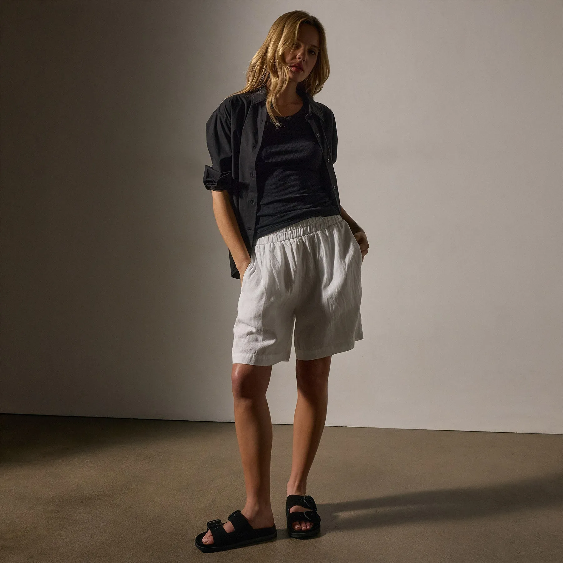 Lightweight Linen Bermuda Short - White